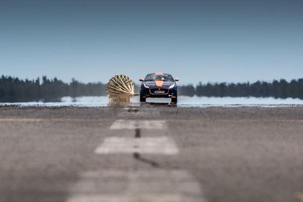 一輛能跑1600km/h的車，要怎么才能停下來??！