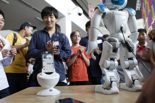 「奇酷」買個(gè)手機(jī)充電座，回家才發(fā)現(xiàn)是個(gè)機(jī)器人